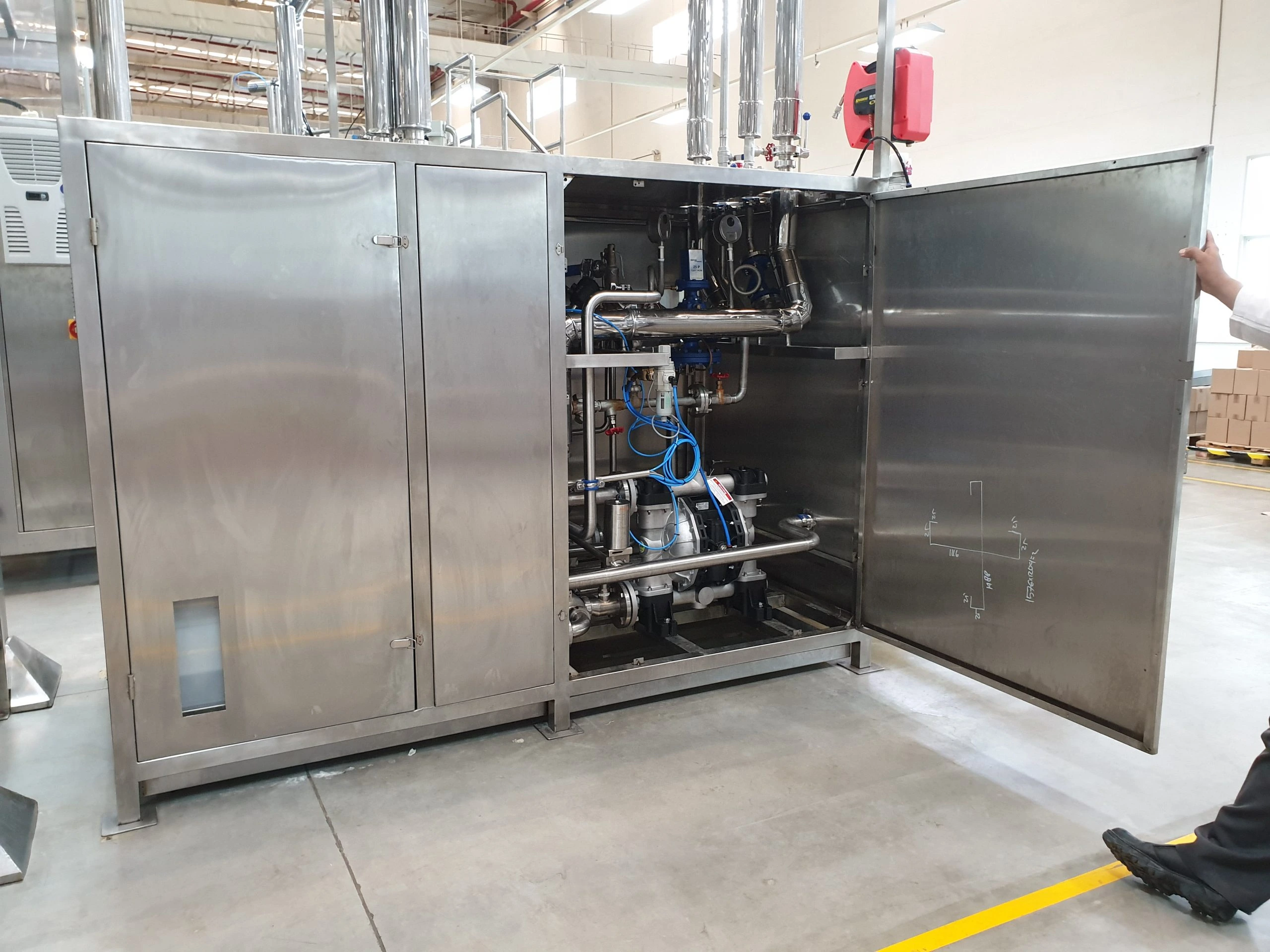 Sistem CIP sedang bekerja membersihkan tangki mixing stainless steel