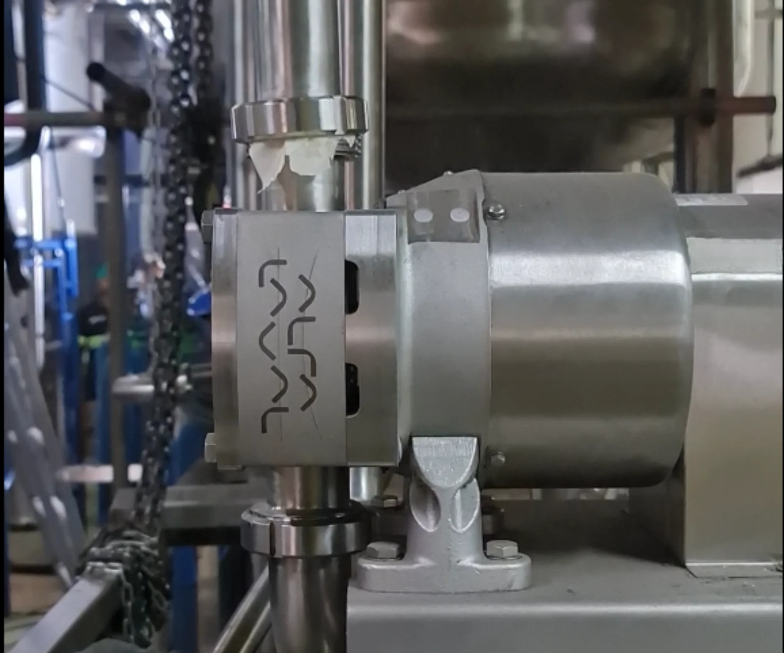 Peran Centrifugal Pump dalam Industri Modern pada Sistem Skid dan Piping Terintegrasi Centrifugal pump stainless steel terhubung dengan sistem piping dan tangki dalam skid industri modern untuk proses produksi